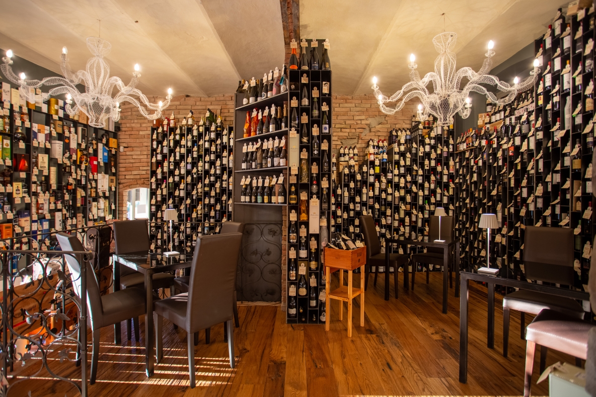 Wine Shop in Cortona Enoteca Meucci, Riccio