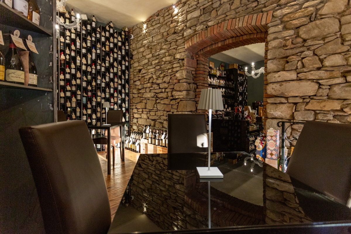 Wine Shop in Cortona Enoteca Meucci, Riccio